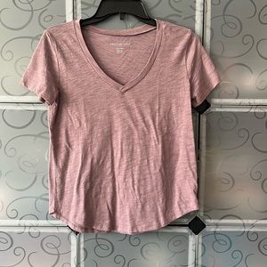 American Eagle women’s v-neck t-shirt